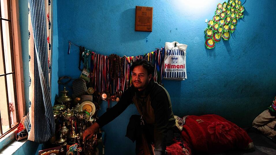 Ramesh verlor durch das Erdbeben beide Beine. Als Sportler mit Behinderung errang er schon viele Erfolge. Jetzt fehlt ihm oft das Geld, um den Eintritt f&uuml;r das Training im Swimmingpool zu zahlen.