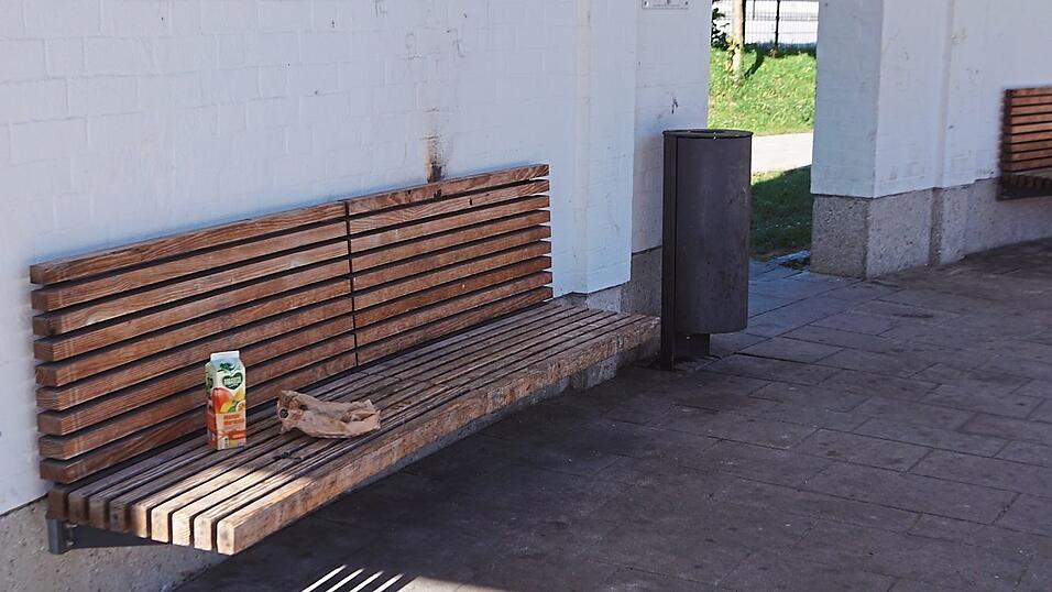 Kirchplatz Vilsbiburg: Immer wieder liegt auf den Arkaden-B&auml;nken M&uuml;ll. Nicht nur Grundschulhausmeister Stephan Anzinger st&ouml;rt es, dass die M&uuml;llbeh&auml;lter oft beschmiert werden. Unter anderem &auml;rgert er sich auch, wenn Glasscherben umherliegen.