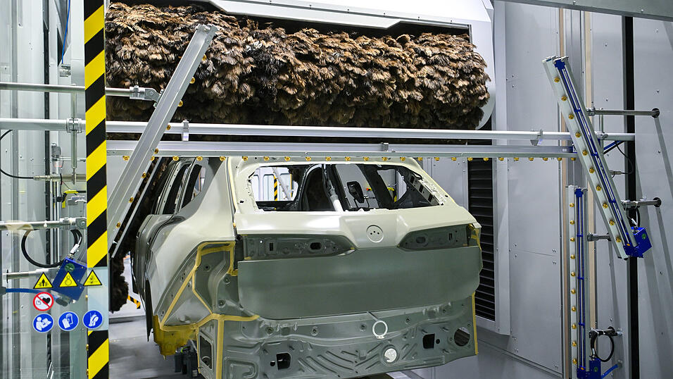 Die Lackiererei verzichtet auf Erdgas und läuft stattdessen mit Strom aus erneuerbaren Energien. Die Lackiererei verzichtet auf Erdgas und läuft stattdessen mit Strom aus erneuerbaren Energien.