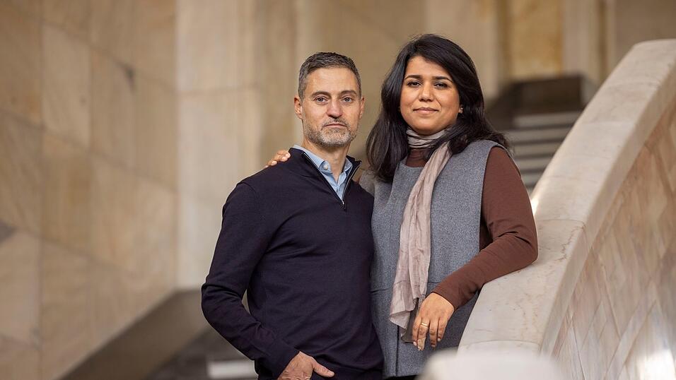 Saba-Nur Cheema und Meron Mendel sind ein außergewöhnliches Ehepaar: Sie, eine Politologin und Expertin für Antisemitismus und Islamfeindlichkeit, ist Muslimin mit pakistanischen Wurzeln. Er, Professor und Direktor der Bildungsstätte Anne Frank in Frankfurt am Main, ist ein in Tel Aviv geborener Jude. Saba-Nur Cheema und Meron Mendel sind ein außergewöhnliches Ehepaar: Sie, eine Politologin und Expertin für Antisemitismus und Islamfeindlichkeit, ist Muslimin mit pakistanischen Wurzeln. Er, Professor und Direktor der Bildungsstätte Anne Frank in Frankfurt am Main, ist ein in Tel Aviv geborener Jude.