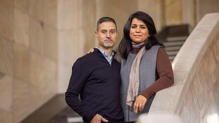 Saba-Nur Cheema und Meron Mendel sind ein außergewöhnliches Ehepaar: Sie, eine Politologin und Expertin für Antisemitismus und Islamfeindlichkeit, ist Muslimin mit pakistanischen Wurzeln. Er, Professor und Direktor der Bildungsstätte Anne Frank in Frankfurt am Main, ist ein in Tel Aviv geborener Jude.