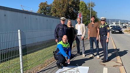 Start frei f&uuml;r die Geisterradler-Aktion von Polizei, Stadt Deggendorf und Kreisverkehrswacht: Ab sofort machen an der Graflinger Stra&szlig;e Piktogramme Radfahrer darauf aufmerksam, dass sie in falscher Richtung unterwegs sind. Weitere grafische Darstellungen an anderer Stelle folgen. Von links: POK Andreas Pilsl (kniend), PD Markus V&ouml;lkl, Ordnungsamtsleiterin Elisabeth Aigner, Heinz Schott von der Kreisverkehrswacht, Mobilit&auml;tsmanager Simon Renner und Polizeipressesprecherin Johanna Vogl.