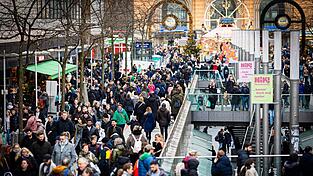 Die Geschäfte waren zur Weihnachtszeit nicht nur in Hannover gut gefüllt. (Archivbild)