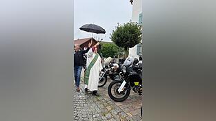 Die Fahrzeuge erhielten den kirchlichen Segen.