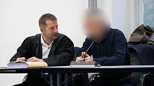 Im Prozess um mehrere Giftanschläge hat der Angeklagte (rechts) ein Geständnis abgelegt. (Archivbild)