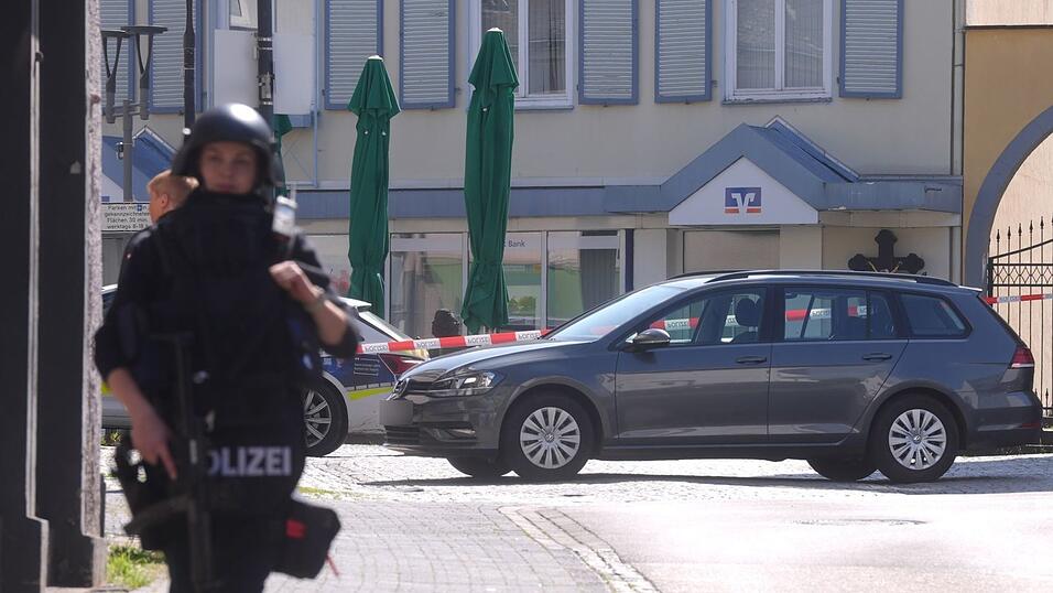 Schwer bewaffnete Einsatzkr&auml;fte bezogen Stellung vor der Bank.