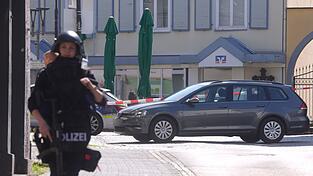 Schwer bewaffnete Einsatzkr&auml;fte bezogen Stellung vor der Bank.