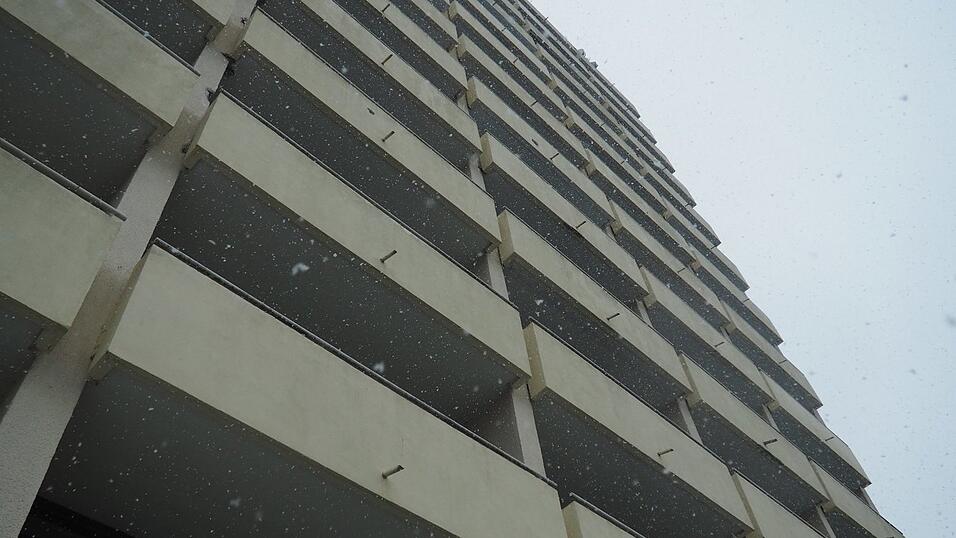 Die Balkone bleiben leer: Zu Weihnachten werden die letzten Bewohner das Hochhaus in der Pfauenstraße verlassen haben. Die Balkone bleiben leer: Zu Weihnachten werden die letzten Bewohner das Hochhaus in der Pfauenstraße verlassen haben.