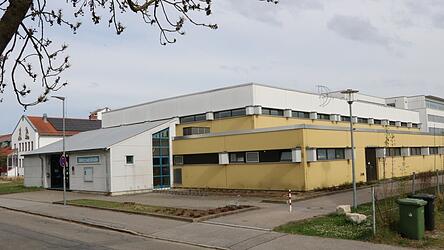 Für die bestehende Halle neben der Realschule gibt es ein weiteres Jahr Galgenfrist.