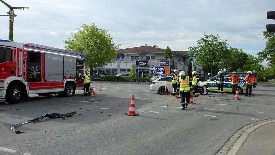 An beiden Fahrzeugen entstand ein hoher Sachschaden.