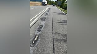Risse und Schäden: Dass die Arbeiten notwendig sind, ist der Straße deutlich anzusehen. Risse und Schäden: Dass die Arbeiten notwendig sind, ist der Straße deutlich anzusehen.