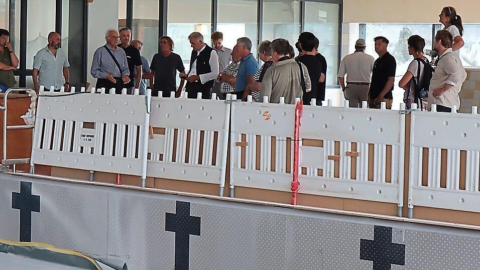 Wichtiger Ortstermin vor der Sommerpause: Der Moosburger Stadtrat besichtigte die Baustelle des Hallenbades in der Bonau und informierte sich &uuml;ber den Stand bei den Ausbesserungsarbeiten und den Baufortschritt.