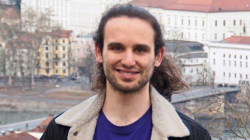 Auch privat macht Jakob Baumann deutlich, für welche Partei er steht. Hier ist der 26-Jährige an einem seiner Lieblingsplätze in seinem Wohnort Passau: dem Aussichtspunkt am Kloster Mariahilf. Von dort aus kann man den Blick über Inn, Innstadt, den Verkehr auf der Marienbrücke und den Dom St. Stephan schweifen lassen.