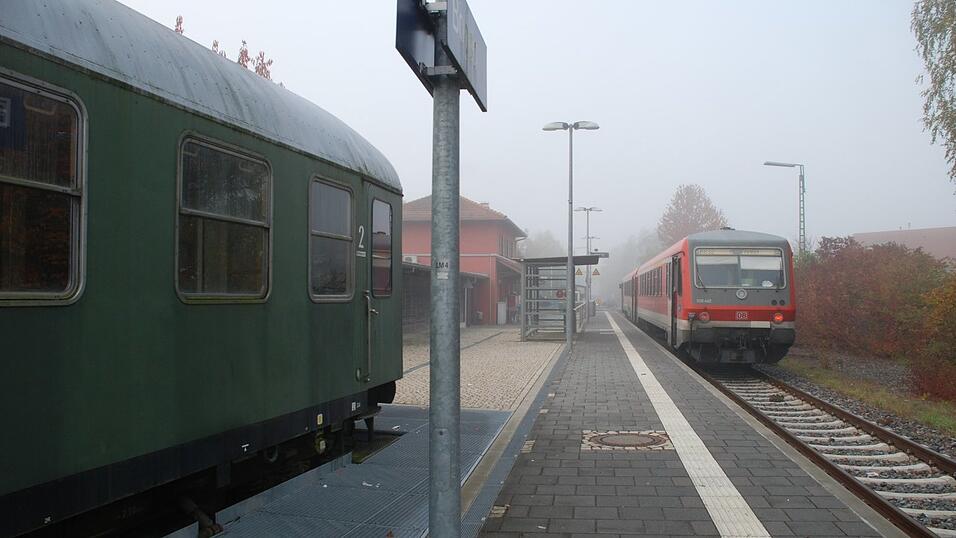 Gar nicht mehr auf den Schienen unterwegs ist der alte Bahnwaggon (links im Bild), der am Bahnhof Bogen steht. Gemütlich ausschlafen kann man aber auch in ihm: Er ist zu einer Radlerpension umgebaut worden. Gar nicht mehr auf den Schienen unterwegs ist der alte Bahnwaggon (links im Bild), der am Bahnhof Bogen steht. Gemütlich ausschlafen kann man aber auch in ihm: Er ist zu einer Radlerpension umgebaut worden.