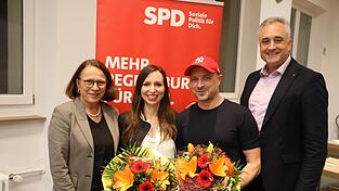 Der neugewählte Vorstand des SPD-Stadtverbandes mit Claudia Neumaier und Alexander Irmisch, flankiert von Oberbürgermeisterin Gertrud Maltz-Schwarzfischer und dem OB-Kandidaten Thomas Burger.