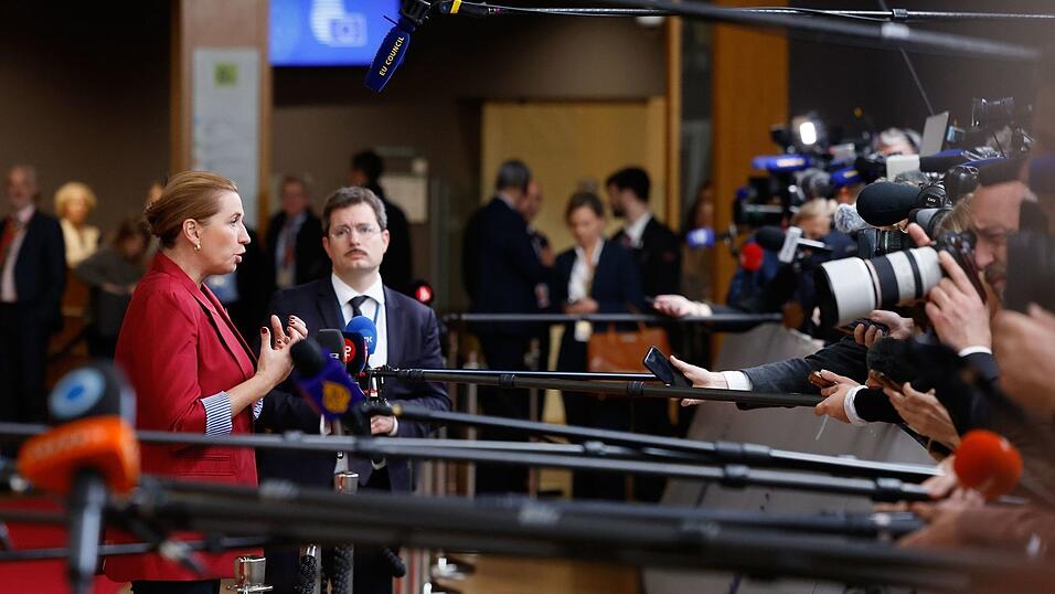 Die dänische Ministerpräsidentin Mette Frederiksen konnte beim EU-Gipfel den Durchbruch bei den Verhandlungen feiern. Ihr Land hat derzeit die EU-Ratspräsidentschaft inne. Die dänische Ministerpräsidentin Mette Frederiksen konnte beim EU-Gipfel den Durchbruch bei den Verhandlungen feiern. Ihr Land hat derzeit die EU-Ratspräsidentschaft inne.