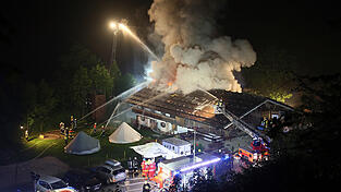 Rauch und Flammen schlugen am 23. Mai in Schneizlreuth aus dem Dach eines Gästehauses. Rauch und Flammen schlugen am 23. Mai in Schneizlreuth aus dem Dach eines Gästehauses.