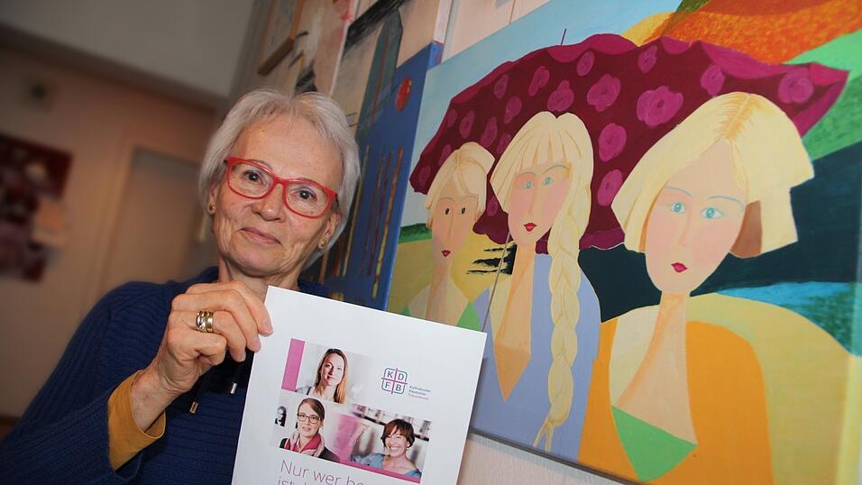 'Nur wer bewegt ist, kann andere bewegen' - ein Motto des Frauenbunds, das Annelore Winkler-Kick ebenso sch&auml;tzt wie die vielen Angebote des Vereins. Bei einem Acrylkurs des Frauenbund-Landesverbands in Cham hat sie vor wenigen Monaten ein Gem&auml;lde gefertigt, das sie mit zwei Freundinnen zeigt (rechts).