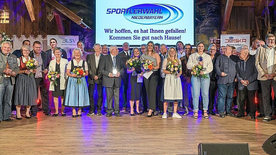 Hochbetrieb auf der B&uuml;hne der JOSKA-Kristallwelt in Bodenmais beim abschlie&szlig;enden Gruppenbild: die geehrten Sportlerinnen und Sportler, die BLSV-Ehrenamtspreistr&auml;ger sowie die Ehreng&auml;ste und Gastgeber der Abschlussgala der Sportlerwahl Niederbayern 2021.