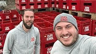Rainer Pieknik (li.) und Simon Klur vor leeren Isarkindl-Kästen. Rainer Pieknik (li.) und Simon Klur vor leeren Isarkindl-Kästen.