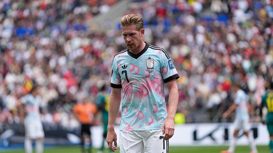 Abgang nach 56 Minuten: De Bruyne wird ausgewechselt. Abgang nach 56 Minuten: De Bruyne wird ausgewechselt.