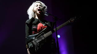 St. Vincent schreiend bei einem Konzert.
