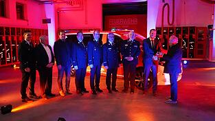 Rudolf Furtner Senior übergab offiziell den Schlüssel des Fahrzeugs an Bürgermeister Matthias Kohlmayer. Rudolf Furtner Senior übergab offiziell den Schlüssel des Fahrzeugs an Bürgermeister Matthias Kohlmayer.