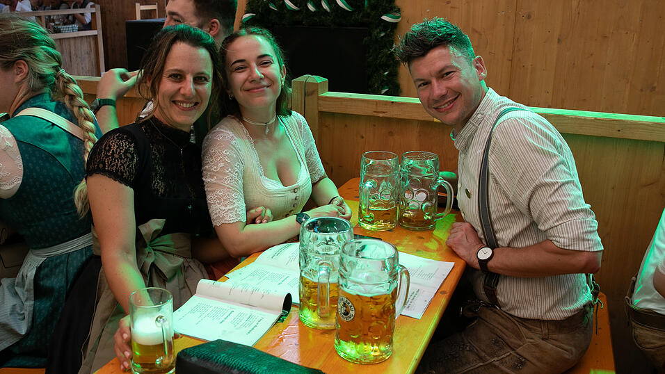 Echte Blasmusikfans lie&szlig;en sich den Montagabend im Festzelt Weckmann nicht entgehen.