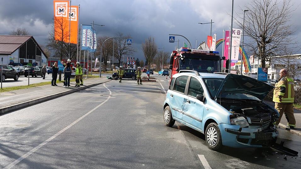 Der blaue Fiat fuhr mit überhöhter Geschwindigkeit geradeaus über den Kreisverkehr. Der blaue Fiat fuhr mit überhöhter Geschwindigkeit geradeaus über den Kreisverkehr.