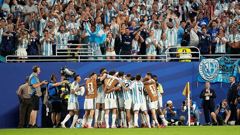 Argentinien jubelt: Gegen Kap Verde reichte es zu einem 3:2 nach Verlängerung. Argentinien jubelt: Gegen Kap Verde reichte es zu einem 3:2 nach Verlängerung.