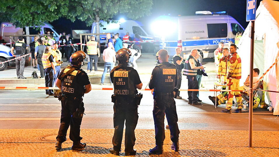 Einsatzkräfte der Polizei und Rettungskräfte stehen im Großen Tiergarten nach dem Abbruch des Christopher Street Day (CSD). Einsatzkräfte der Polizei und Rettungskräfte stehen im Großen Tiergarten nach dem Abbruch des Christopher Street Day (CSD).