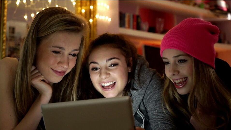 Das Internet ist wie kein anderes Medium der Spiegel der Jugendsprache. Welche Begriffe aus dem Jugend-Slang suchen die Jugendlichen aber am häufigsten? Ein Vergleichsportal wollte das herausfinden. (Symbolbild) Das Internet ist wie kein anderes Medium der Spiegel der Jugendsprache. Welche Begriffe aus dem Jugend-Slang suchen die Jugendlichen aber am häufigsten? Ein Vergleichsportal wollte das herausfinden. (Symbolbild)