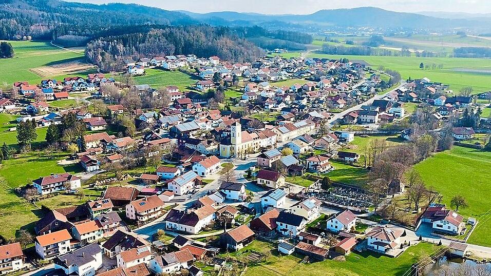 So sieht R&auml;nkam aus 120 Metern H&ouml;he aus. In der Bildmitte das Dorfzentrum.