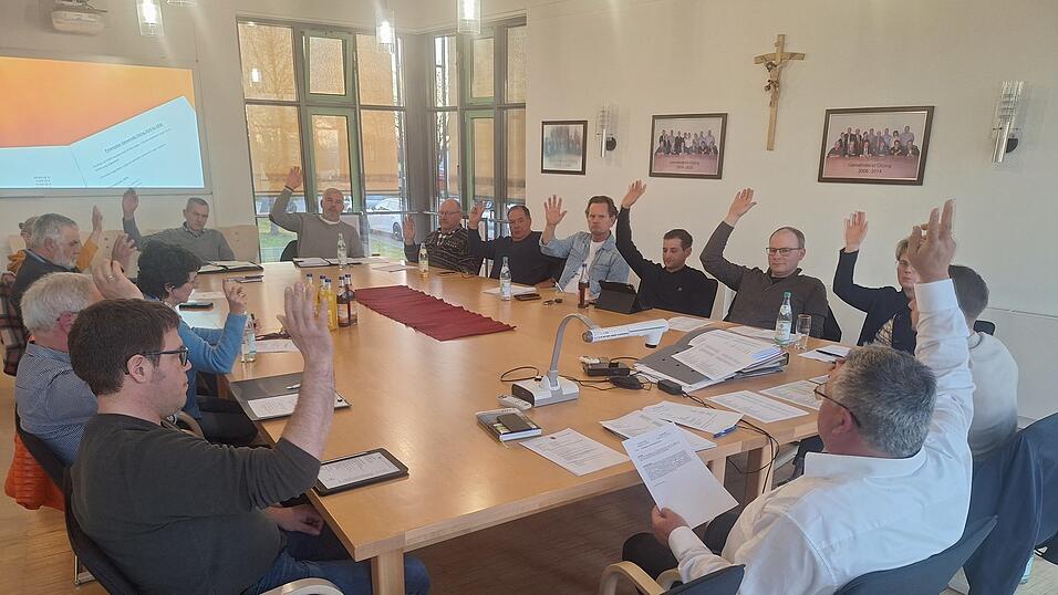 Alle Gemeinderäte gaben dem von Kämmerer Thomas Hölzl erstellten Haushalt ihre Zustimmung. Alle Gemeinderäte gaben dem von Kämmerer Thomas Hölzl erstellten Haushalt ihre Zustimmung.