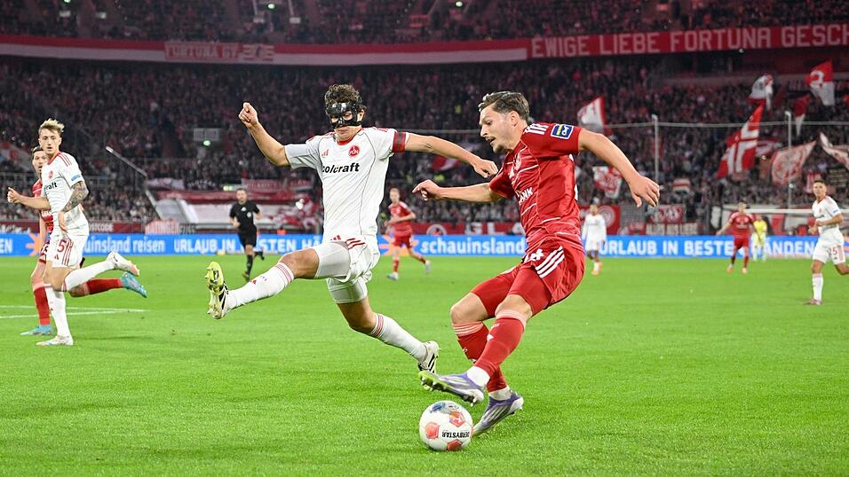 Florent Muslija setzt sich gegen Fabio Gruber (l) durch.