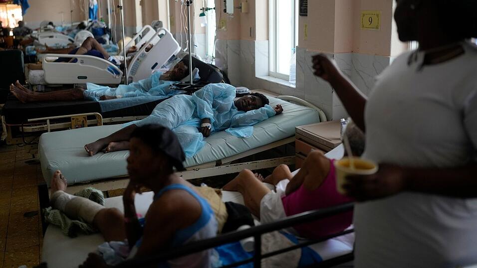 Viele Ärzte arbeiten seit Tagen ohne Pause. Viele Ärzte arbeiten seit Tagen ohne Pause.