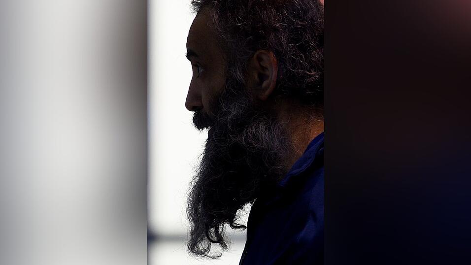 Taleb al-Abdulmohsen sitzt in dem Gerichtssaal in einem Glaskasten.