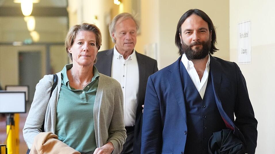 Christina Block (l) auf dem Weg in den Gerichtssaal.