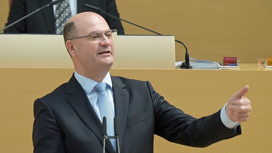 Finanz- und Heimatminister Albert Füracker (CSU) will den Grenzraum zu Tschechien in den Fokus der bayerischen Heimatstrategie nehmen. (Archivbild) Finanz- und Heimatminister Albert Füracker (CSU) will den Grenzraum zu Tschechien in den Fokus der bayerischen Heimatstrategie nehmen. (Archivbild)