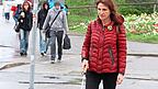 Mit ihrem Blindenstock pendelt Hannelore Winbeck ihre Umgebung ab - nach Hindernissen und Hinweisen zur Orientierung. Auch ihr Gehör und Tastsinn helfen ihr im Alltag.