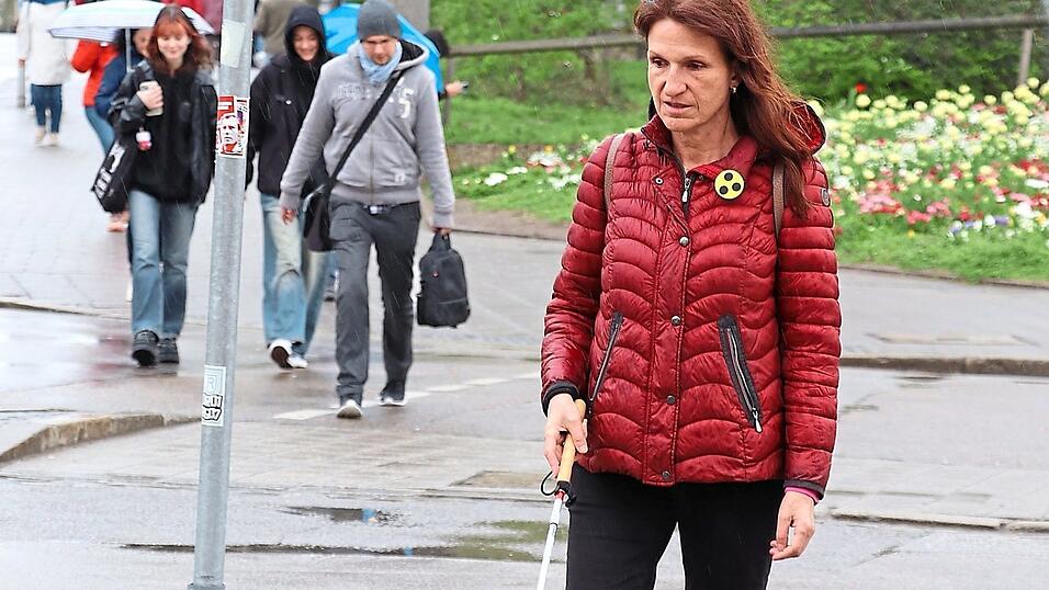 Mit ihrem Blindenstock pendelt Hannelore Winbeck ihre Umgebung ab - nach Hindernissen und Hinweisen zur Orientierung. Auch ihr Gehör und Tastsinn helfen ihr im Alltag. Mit ihrem Blindenstock pendelt Hannelore Winbeck ihre Umgebung ab - nach Hindernissen und Hinweisen zur Orientierung. Auch ihr Gehör und Tastsinn helfen ihr im Alltag.