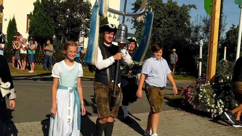 Ritter Ludwig Fleischmann mit Schellenbaum und Kinderritterpaar. Ritter Ludwig Fleischmann mit Schellenbaum und Kinderritterpaar.