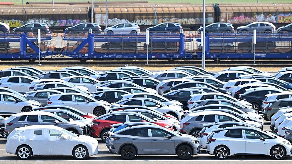 Deutsche Autobauer investieren mittlerweile überwiegend im Ausland. (Archivbild) Deutsche Autobauer investieren mittlerweile überwiegend im Ausland. (Archivbild)