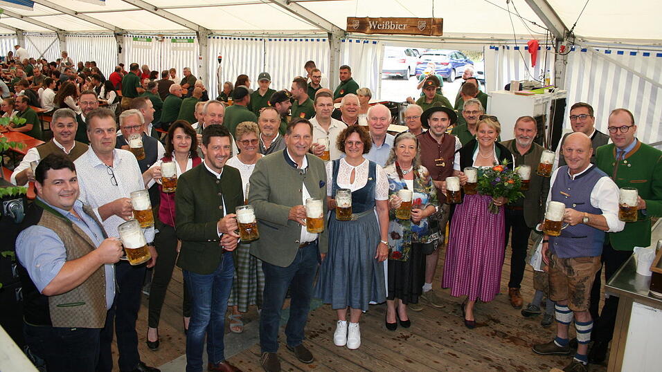 Viele Ehrengäste prosteten auf ein gutes Gelingen des Fischerfestes. Viele Ehrengäste prosteten auf ein gutes Gelingen des Fischerfestes.