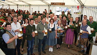 Viele Ehrengäste prosteten auf ein gutes Gelingen des Fischerfestes.