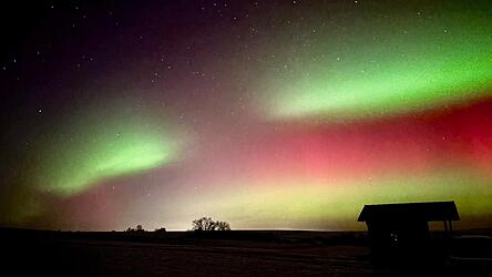 Bunte Polarlichter über Sünching hat Robert Spindler fotografiert. Bunte Polarlichter über Sünching hat Robert Spindler fotografiert.