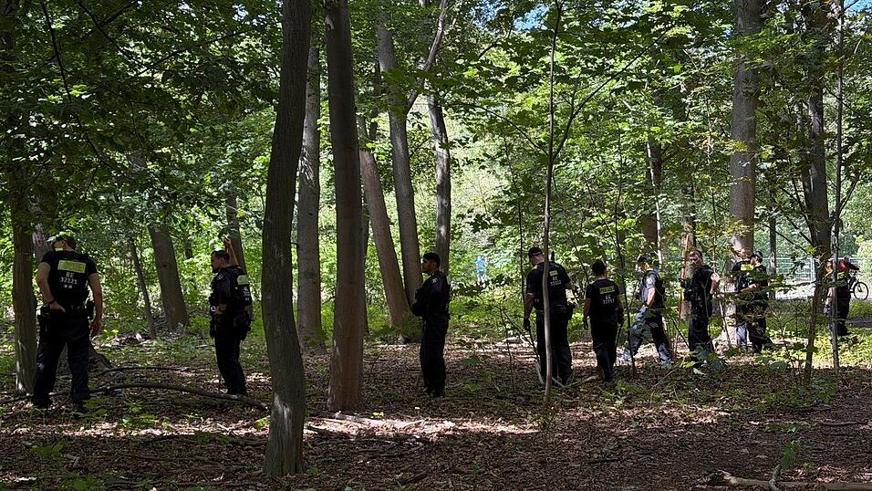 Im Berliner Tiergarten suchen Polizisten offenbar weitere Beweismittel zum Terroranschlag vom vergangenen Samstag. Im Berliner Tiergarten suchen Polizisten offenbar weitere Beweismittel zum Terroranschlag vom vergangenen Samstag.