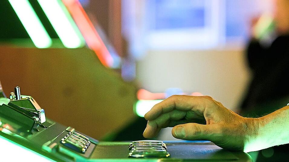 Ein Mann an einem Automaten in einer Spielhalle: In einer Spielhalle im Gewerbegebiet Neufahrn war ein Streit eskaliert. Ein Mann an einem Automaten in einer Spielhalle: In einer Spielhalle im Gewerbegebiet Neufahrn war ein Streit eskaliert.