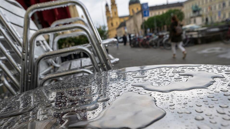 Immer wieder Regen und viele Wolken: Das Wetter in Bayern eignet sich laut DWD in den kommenden Tagen nicht zum Draußensitzen. (Symbolbild) Immer wieder Regen und viele Wolken: Das Wetter in Bayern eignet sich laut DWD in den kommenden Tagen nicht zum Draußensitzen. (Symbolbild)