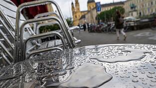 Immer wieder Regen und viele Wolken: Das Wetter in Bayern eignet sich laut DWD in den kommenden Tagen nicht zum Draußensitzen. (Symbolbild)